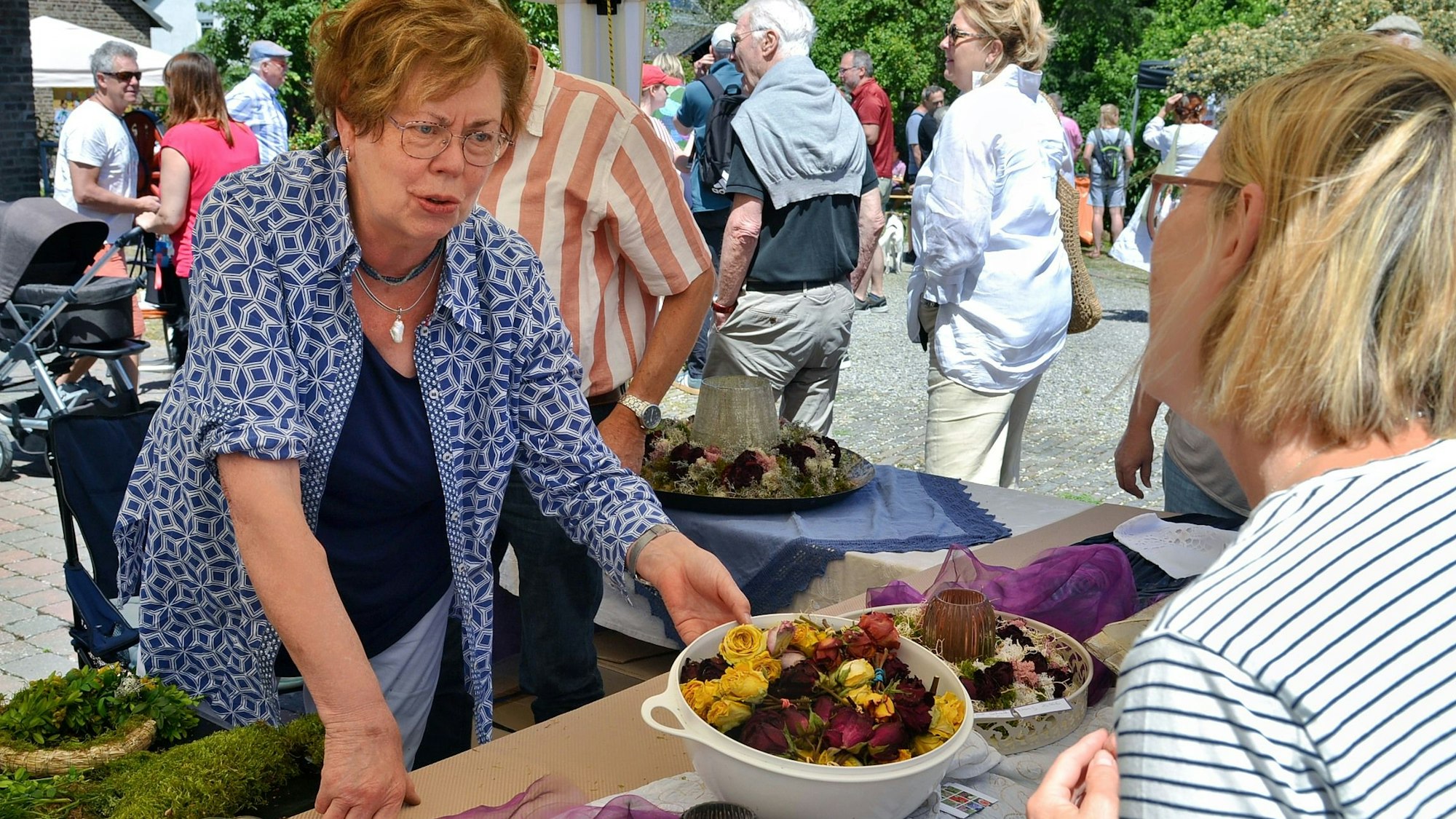 Pauline Hilger (l.) präsentiert ihre selbstgesteckten Blumenkränze.