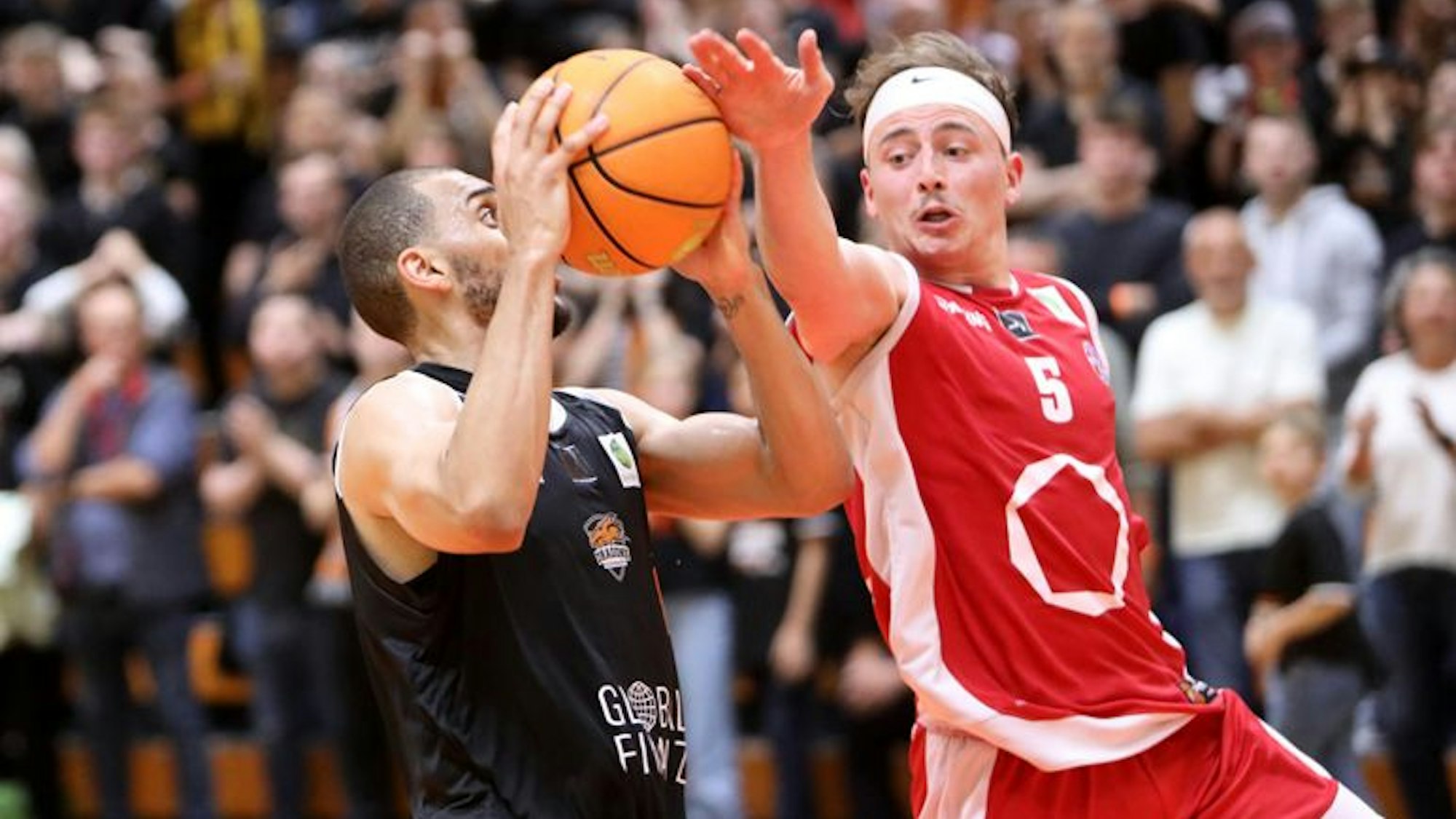 Dragons Rhöndorf um Kelvin Omojola (links) und die RheinStars um Hennen Rupert bestreiten das Finale um die Pro-B-Meisterschaft.