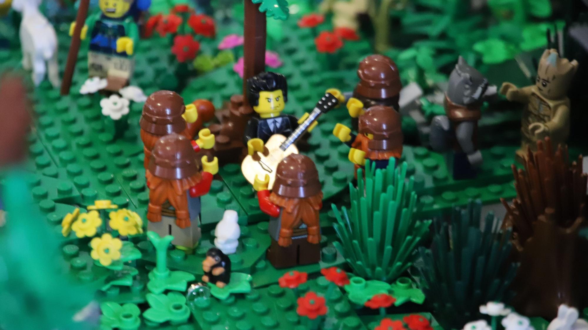 Die Figur eines Johnny Cash steht inmitten einer Landschaft aus Klemmbausteinen.