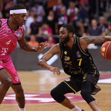 Aufbauspieler Glynn Watson (links), hier gegen Ludwigsburgs Desure Buie, wird nicht nach Bonn zurückkehren.