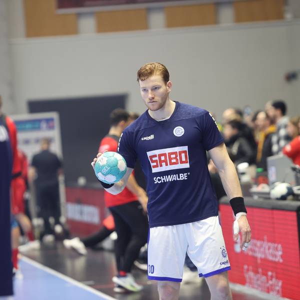 Tom Kiesler ist konzentriert und berietet sich mit dem Ball in der rechten Hand auf das Spiel vor.