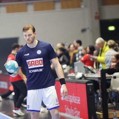 Tom Kiesler ist konzentriert und berietet sich mit dem Ball in der rechten Hand auf das Spiel vor.