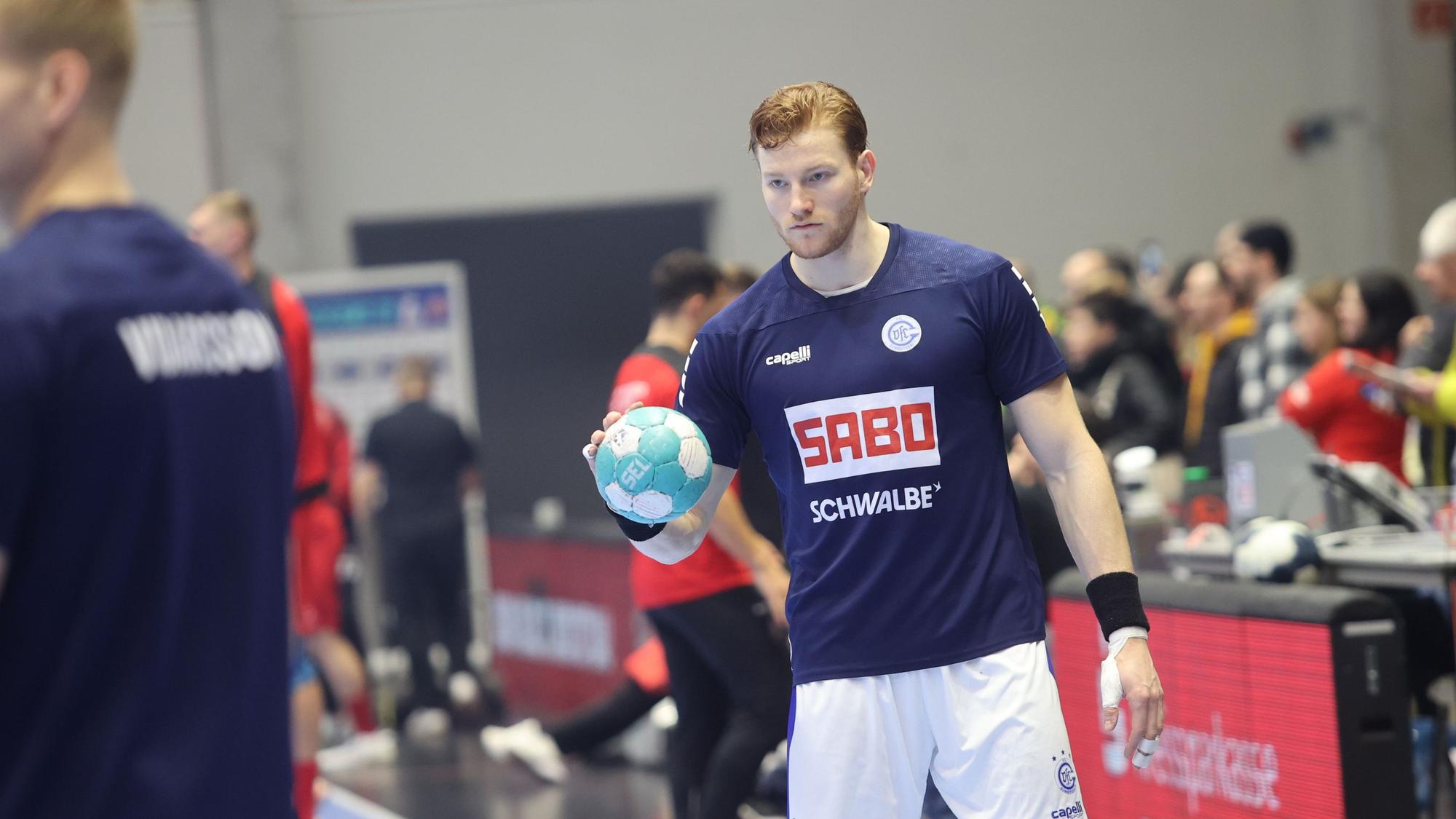 Tom Kiesler ist konzentriert und berietet sich mit dem Ball in der rechten Hand auf das Spiel vor.