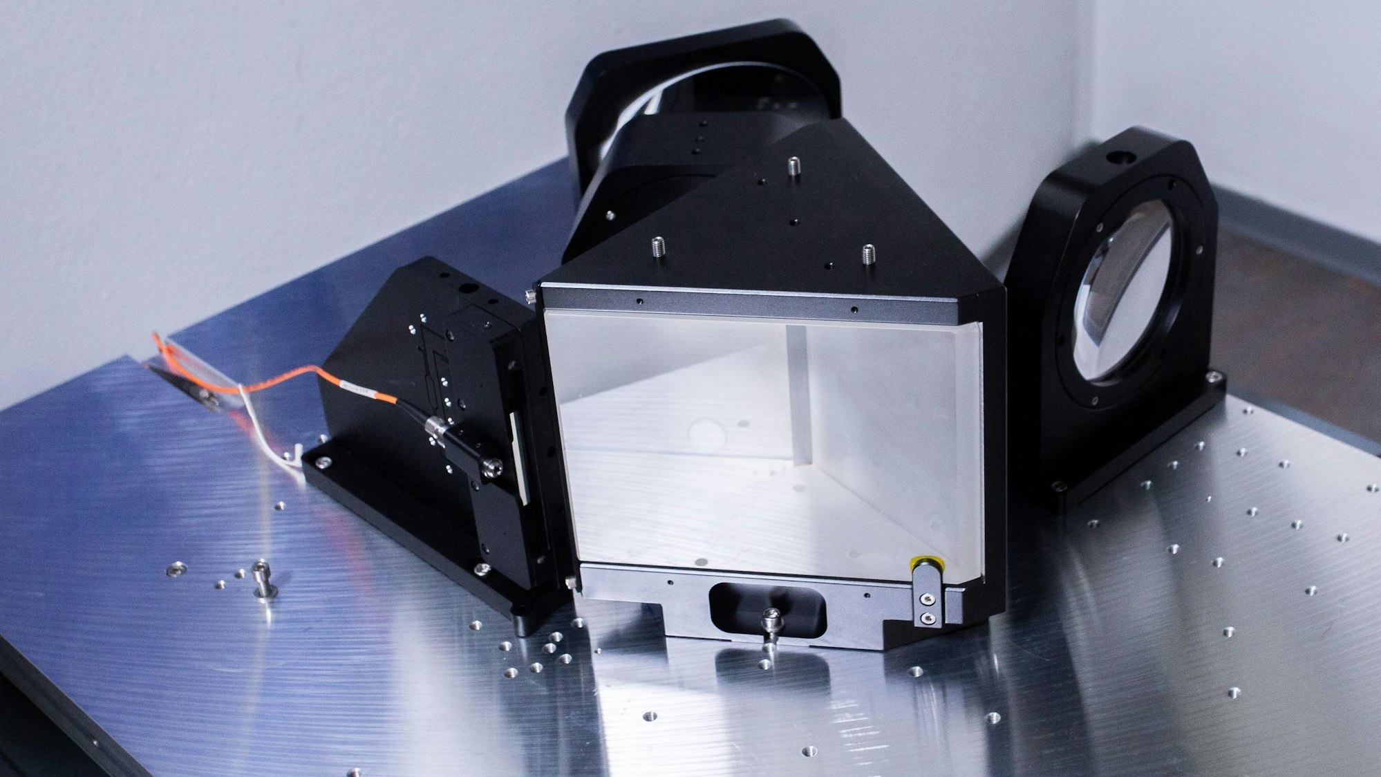 Wertvolle Daten aus dem All liefert der neue Spektrograf der Waldbröler Schülersternwarte. Hier ist aber nur ein Teil des noch nicht fertig installierten Spektrografen zu sehen.