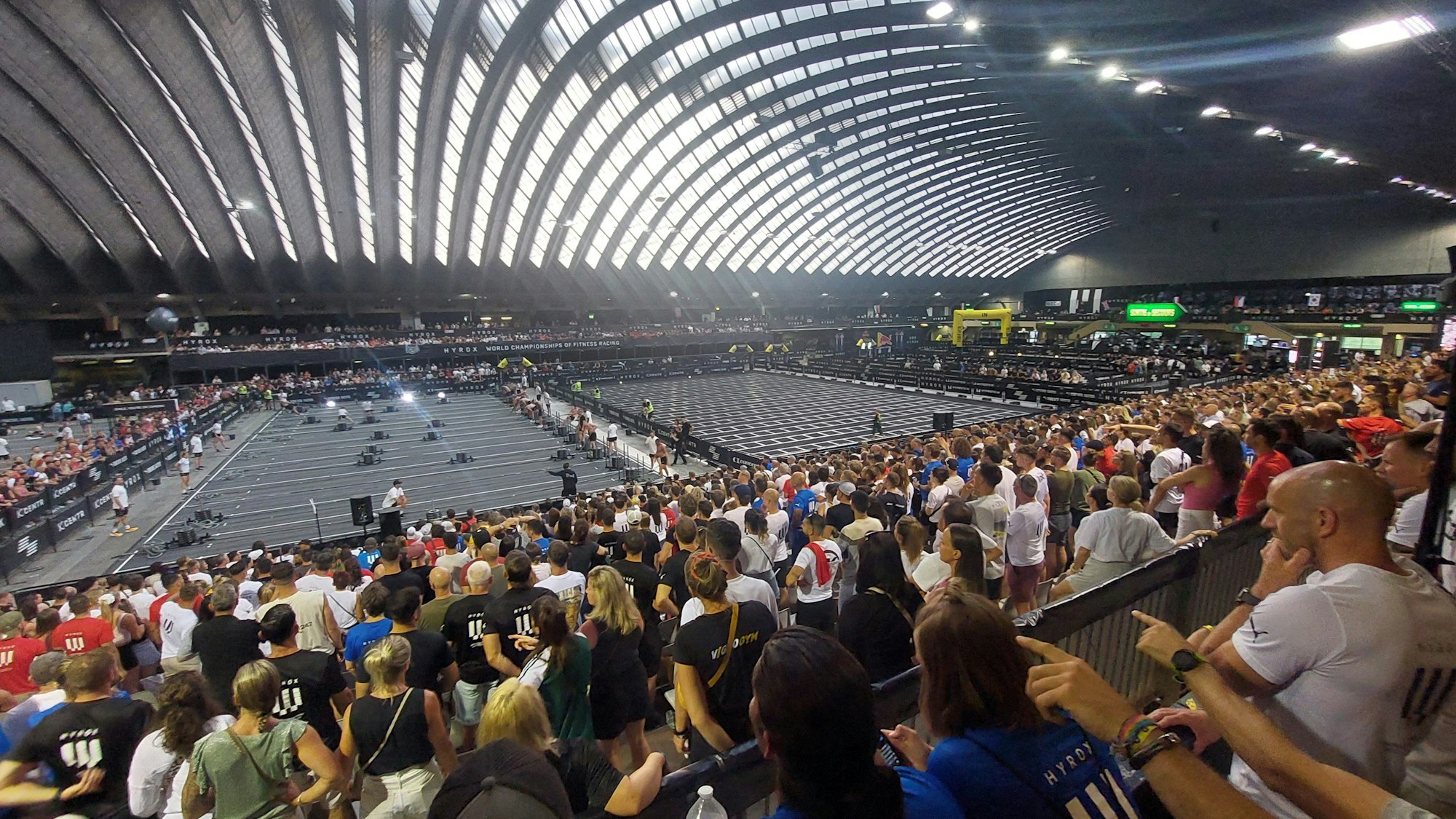 Blick von der Zuschauertribüne in der große Halle, in der die Hyrox-WM in Nizza ausgetragen wurde.