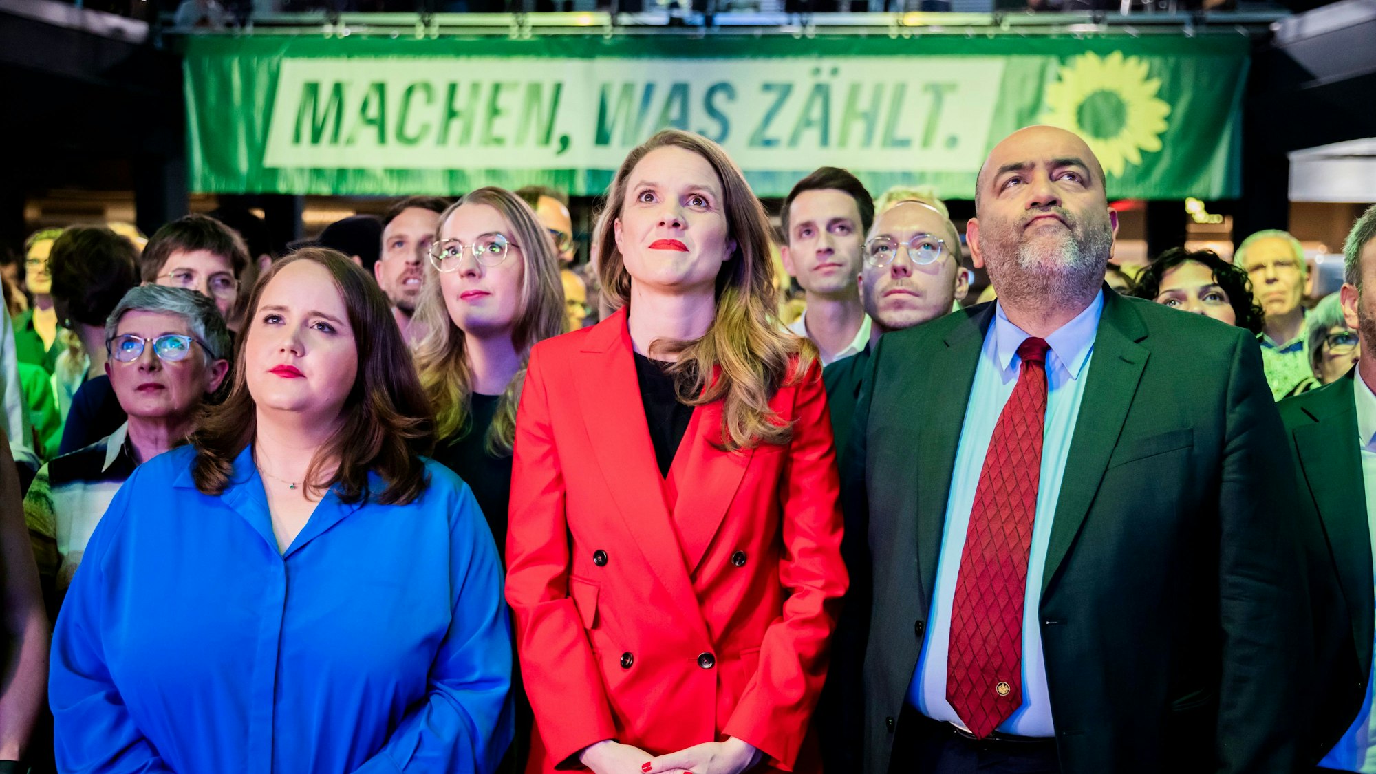Ricarda Lang (l-r), Bundesvorsitzende von Bündnis 90/Die Grünen, Terry Reintke, Spitzenkandidatin der Grünen für die Europawahl 2024, und Omid Nouripour, Bundesvorsitzender von Bündnis 90/Die Grünen, reagieren bei der Wahlparty der Grünen in der Columbiahalle auf die ersten Hochrechnungen.