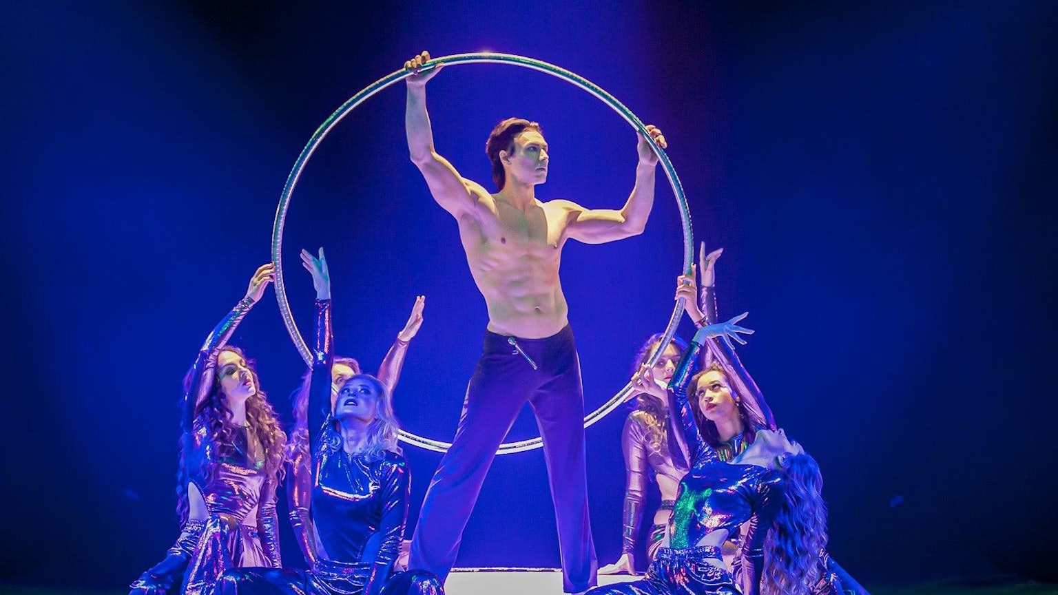 Dynamisches Szenenbild von Ballett und Künstlern