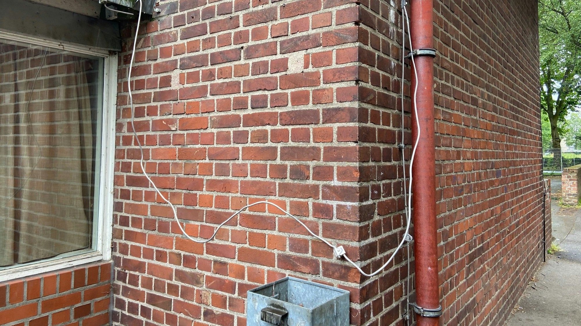 Auf dem Bild ist ein herabhängender Blitzableiter zu sehen.