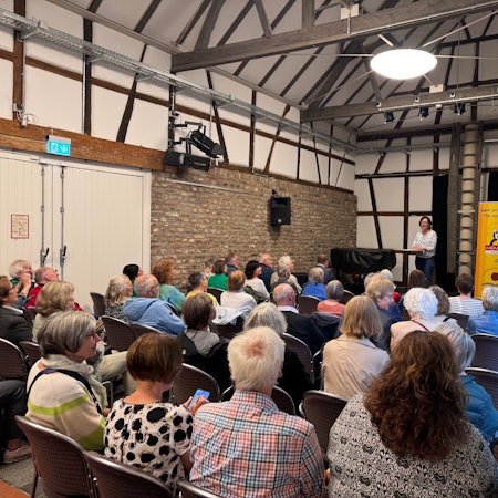 Voll besetzte Reihen in der Scheune des Löhrerhofs in Alt-Hürth.