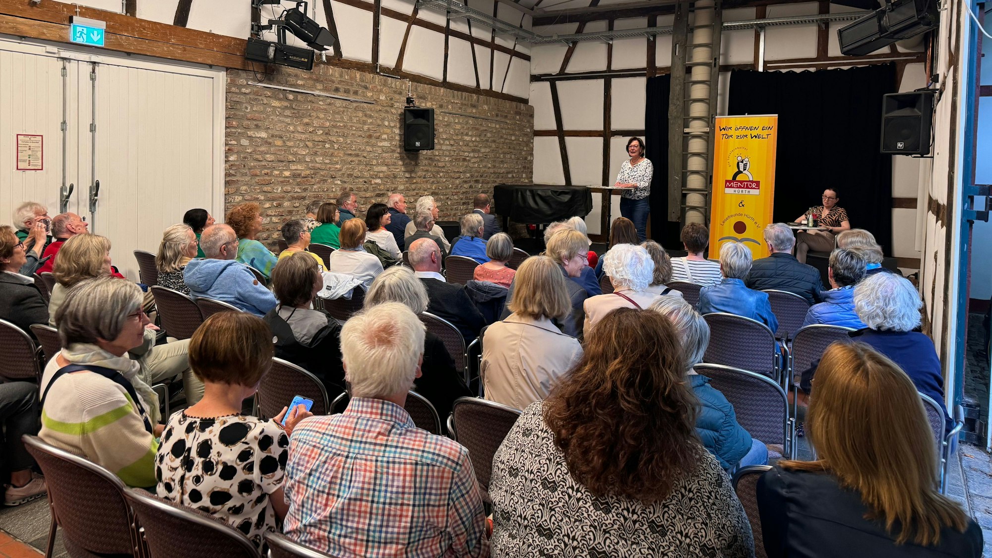 Voll besetzte Reihen in der Scheune des Löhrerhofs in Alt-Hürth.