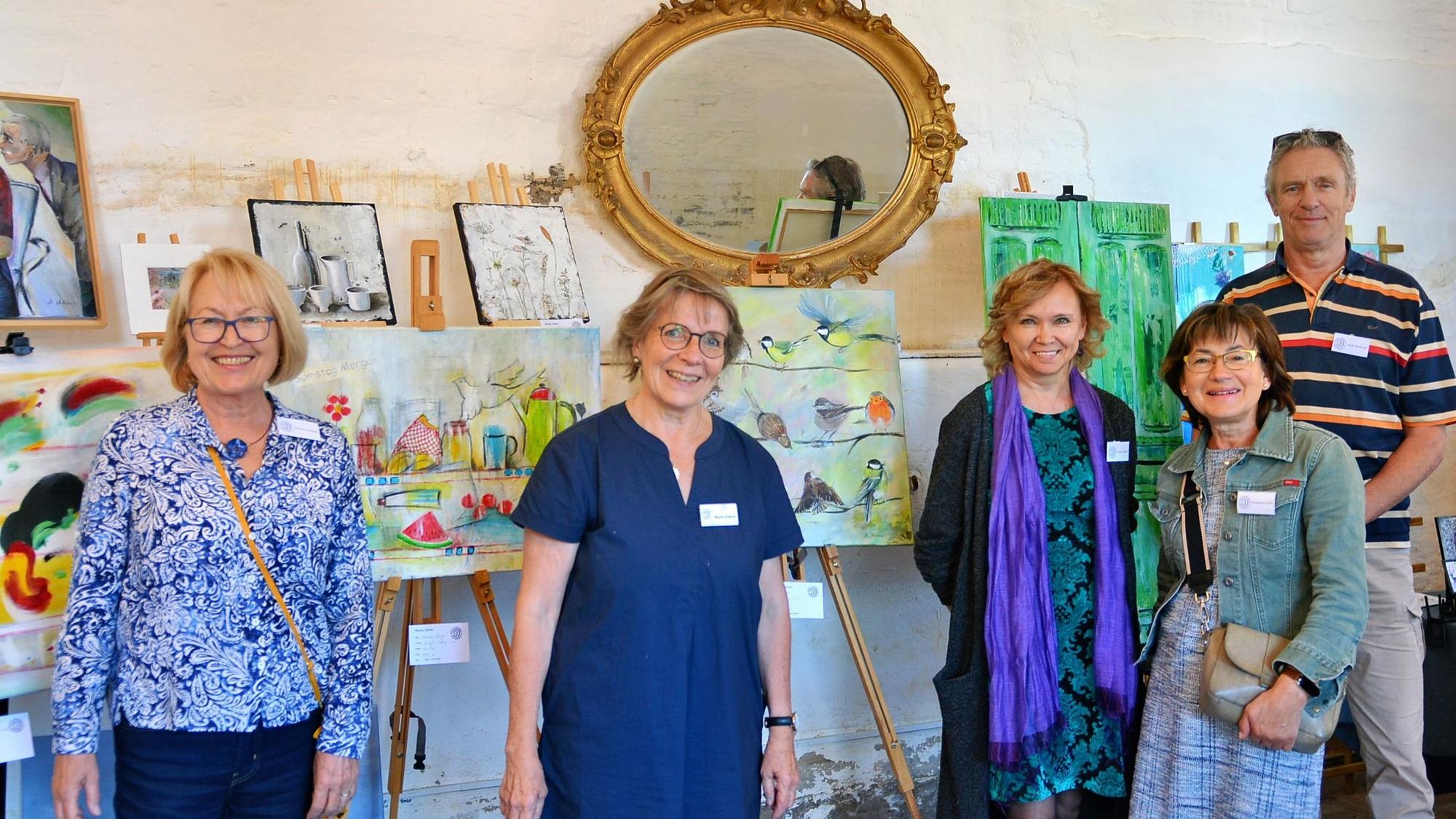 Mitglieder des Künstlerkreises Vorgebirge (v.l. Ulrike Rudolph, Marita Adams, Tatjana Rifer, Christine Kiefer und Dirk Oberste-Brink-Bockholt) mit einigen ihrer Bilder.