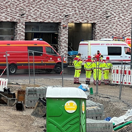 Auf dem Foto sind Einsatzwagen und Einsatzkräfte auf dem Gelände der Feuerwehr in Hürth zu sehen.