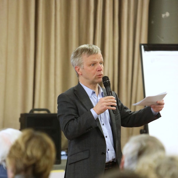 Ein Mann mit einem Mikro in der Hand.