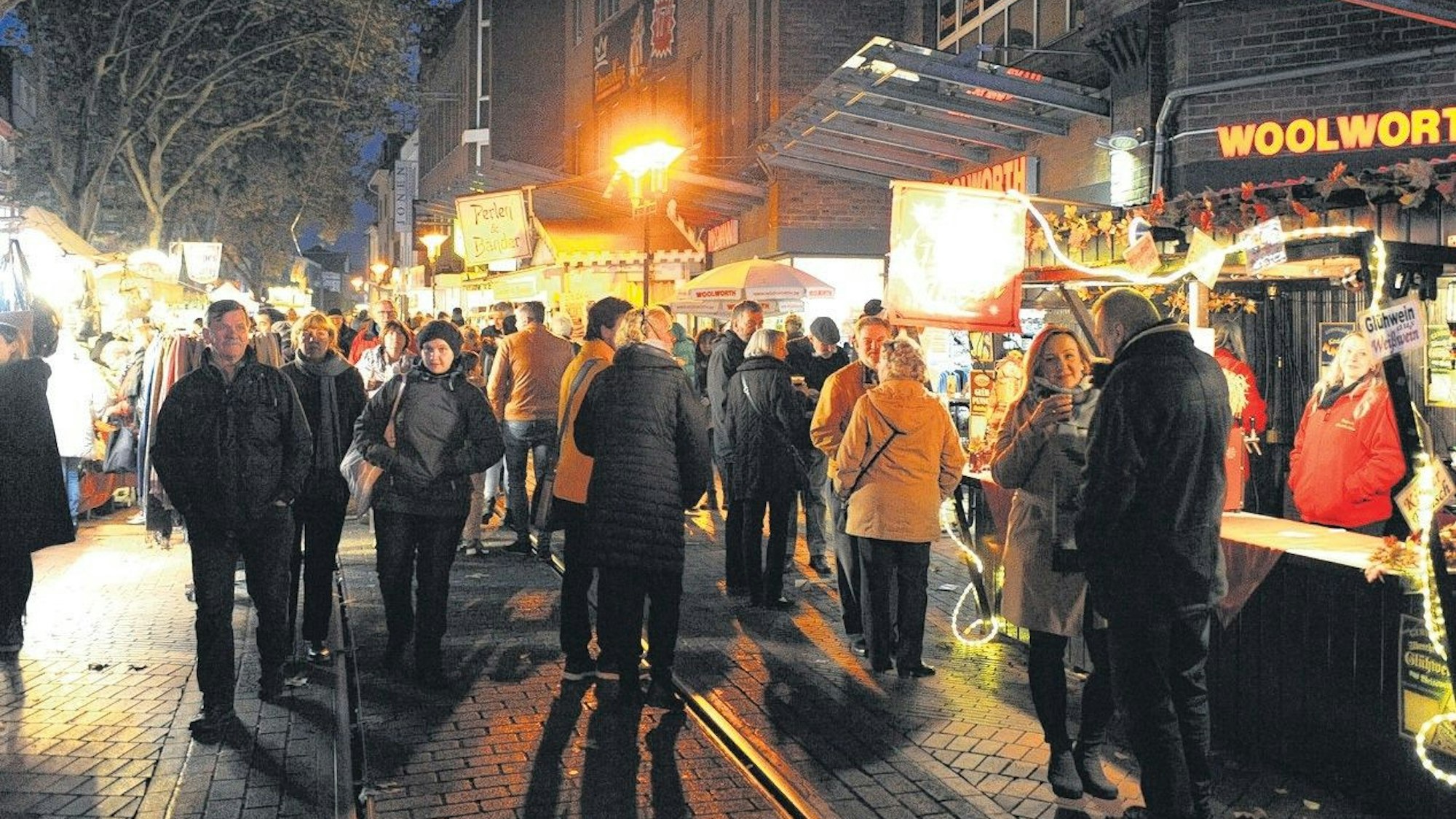 Auf dem Bild sind Passanten in der Fußgängerzone zu sehen.