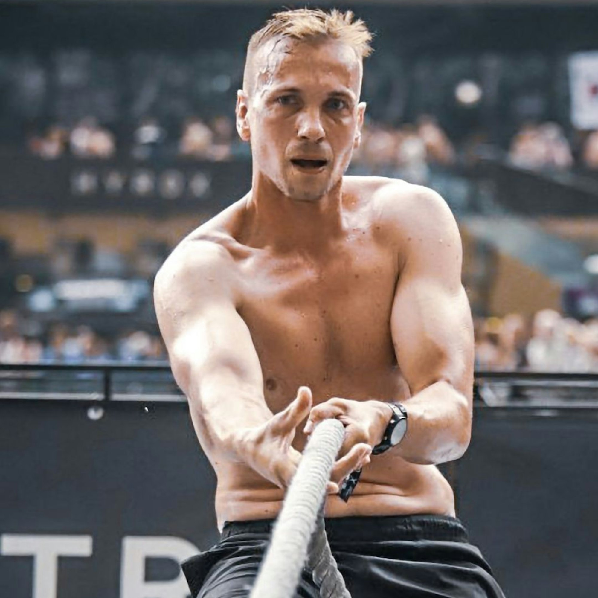 Roman Hopp zieht angestrengt an einem Tau.