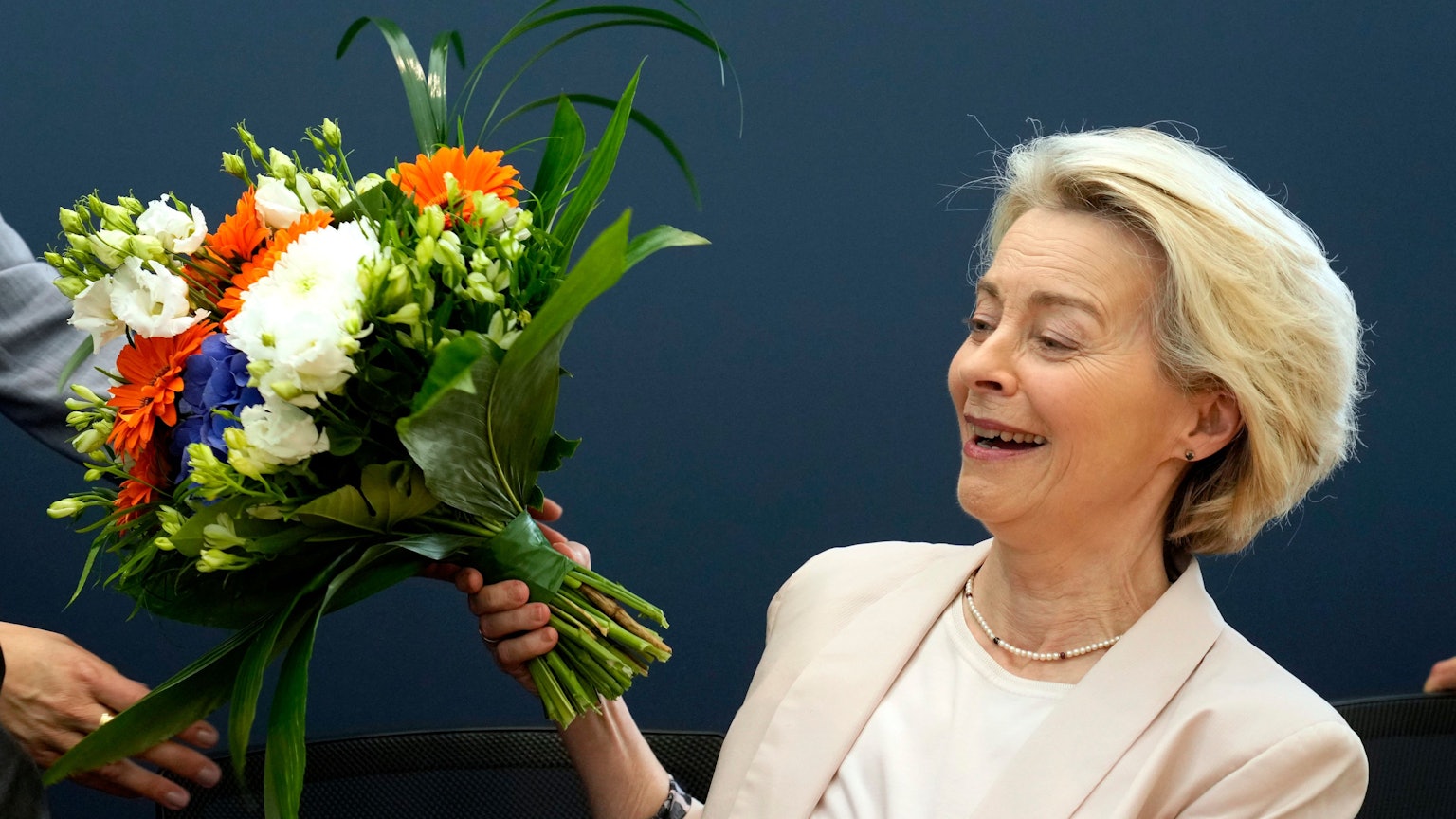 Ursula von der Leyen bekommt Blumen nach einer Wahlparty zur Europawahl.