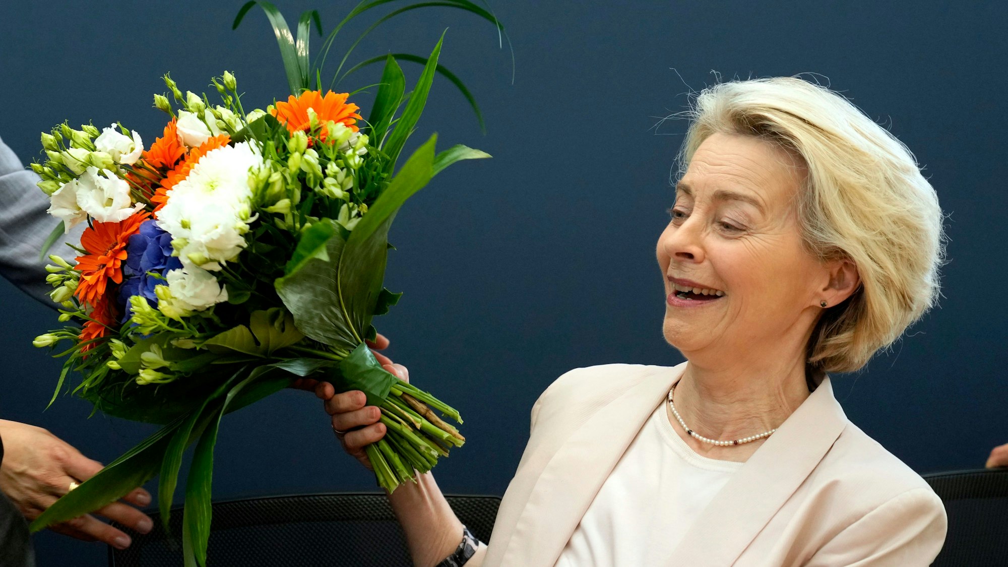 Ursula von der Leyen bekommt Blumen nach einer Wahlparty zur Europawahl.