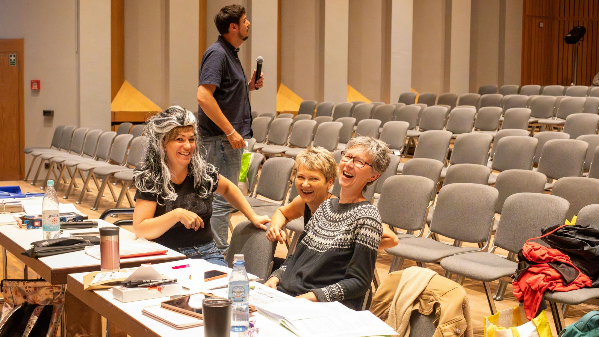 Bei den Proben darf auch gelacht werden: Silke Cremer, Anna Schmorleiz und Christine Ronge (v.l.). Im HIntergrund Sascha Klein.