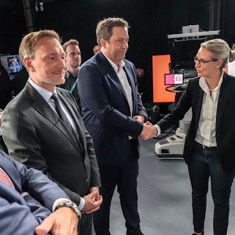 CDU-Chef Friedrich Merz vor der Elefantenrunde bei RTL/NTV im Gespräch mit Christian Lindner (FDP), Lars Klingbeil (SPD), Alice Weidel (AfD) und Sahra Wagenknecht (BSW).
