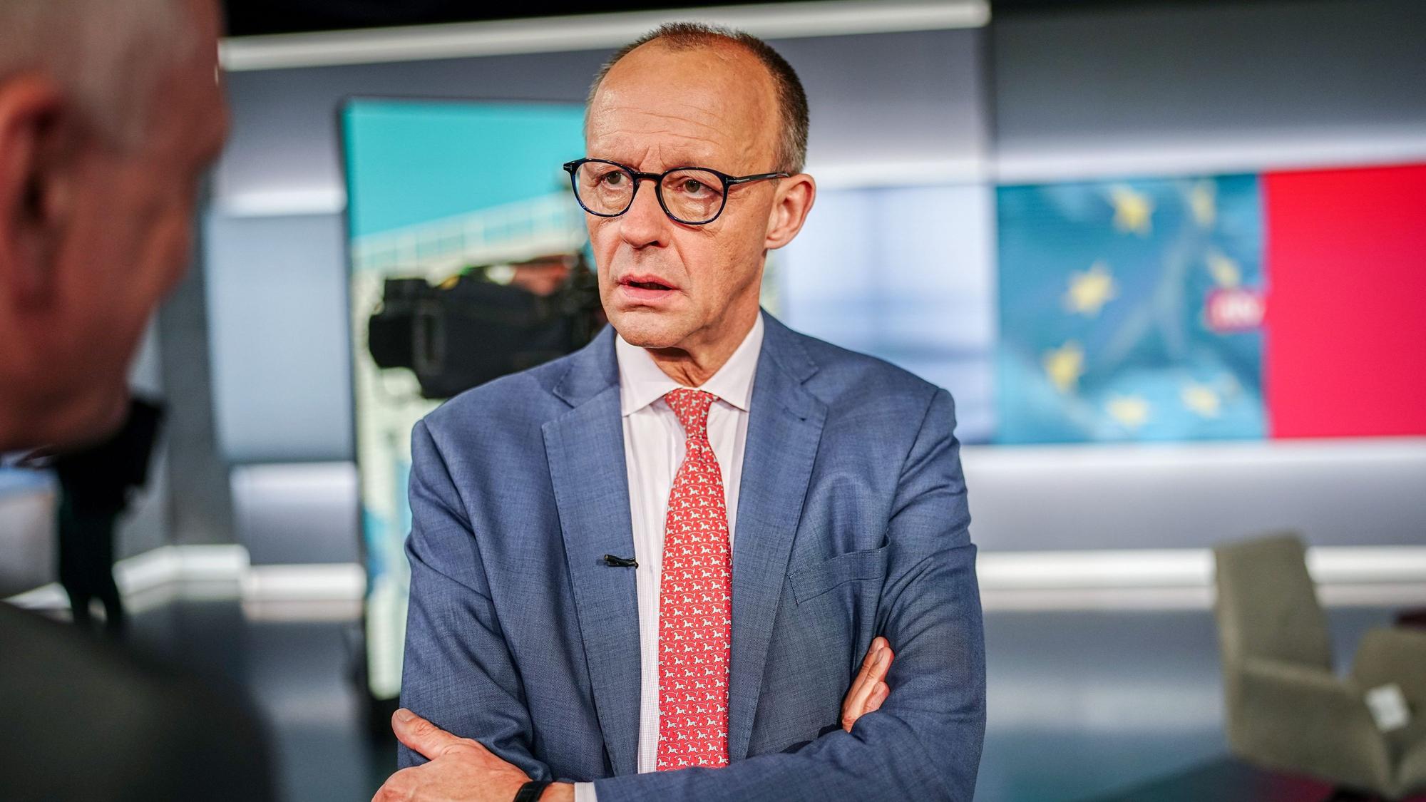 Friedrich Merz, CDU-Bundesvorsitzender und Unionsfraktionsvorsitzender, vor der Elefantenrunde der Parteivorsitzenden im Studio von RTL/NTV nach der Europawahl.