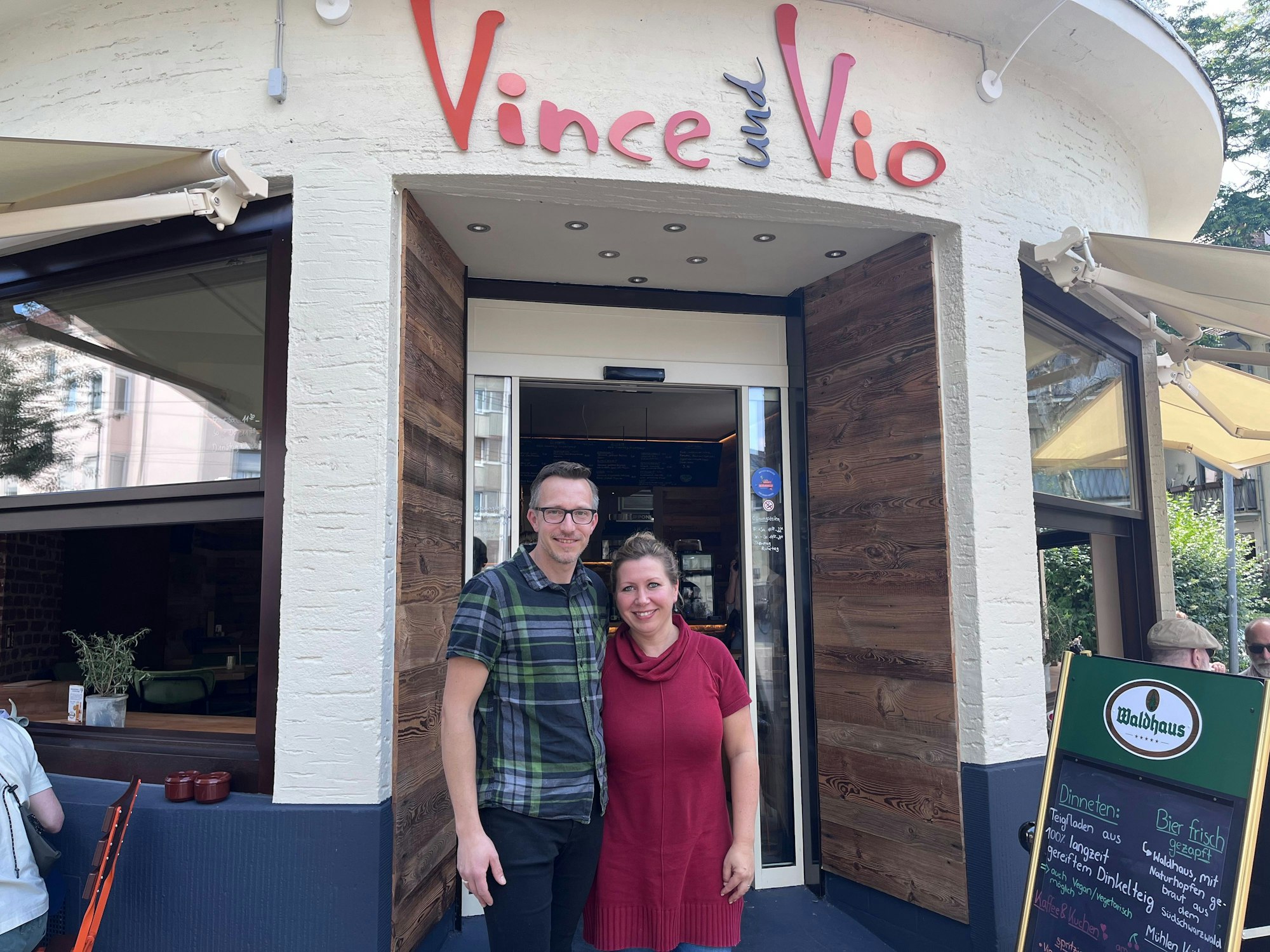 Das Ehepaar Eike (l.) und Sonja Neumann (r.) vor ihrem Café „Vince und Vio.