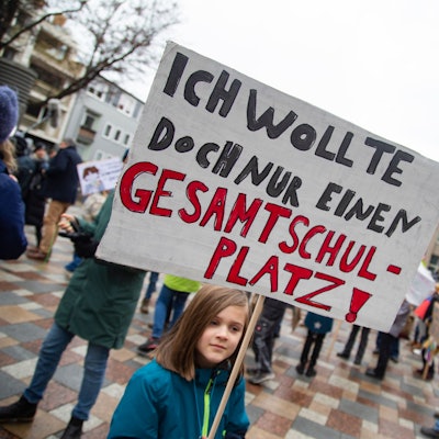 Auf einem Protestplakat wird ein Gesamtschulplatz gefordert.