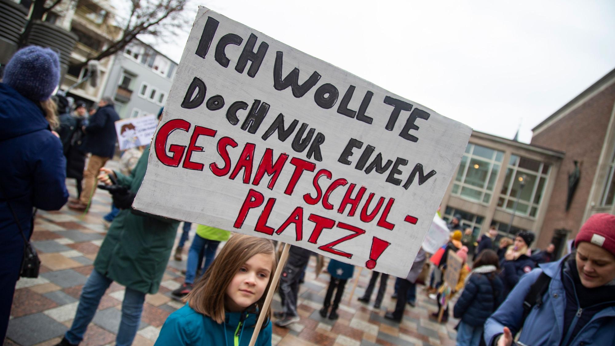 Demonstration für mehr Schulplätze.