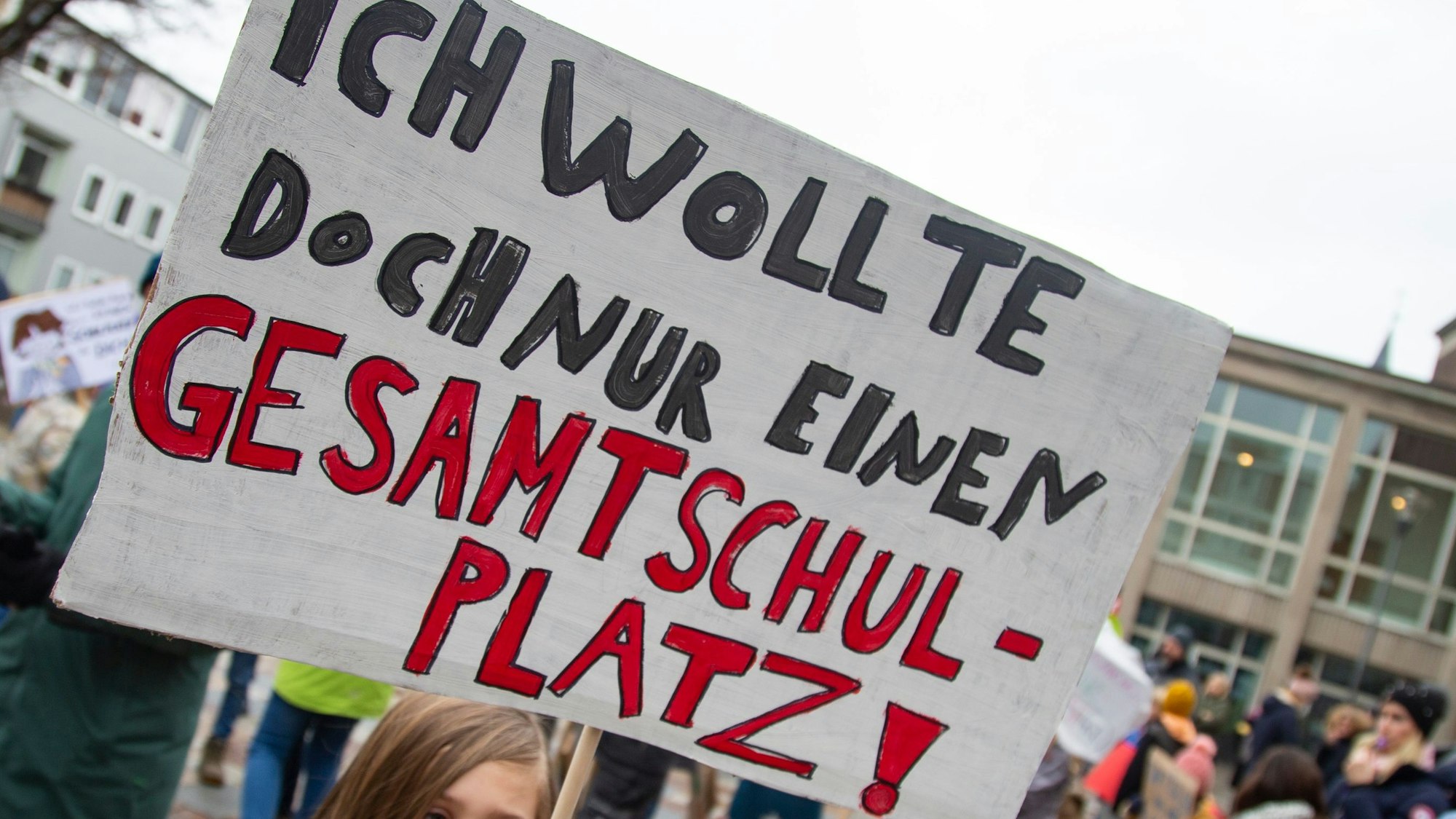 Auf einem Protestplakat wird ein Gesamtschulplatz gefordert.