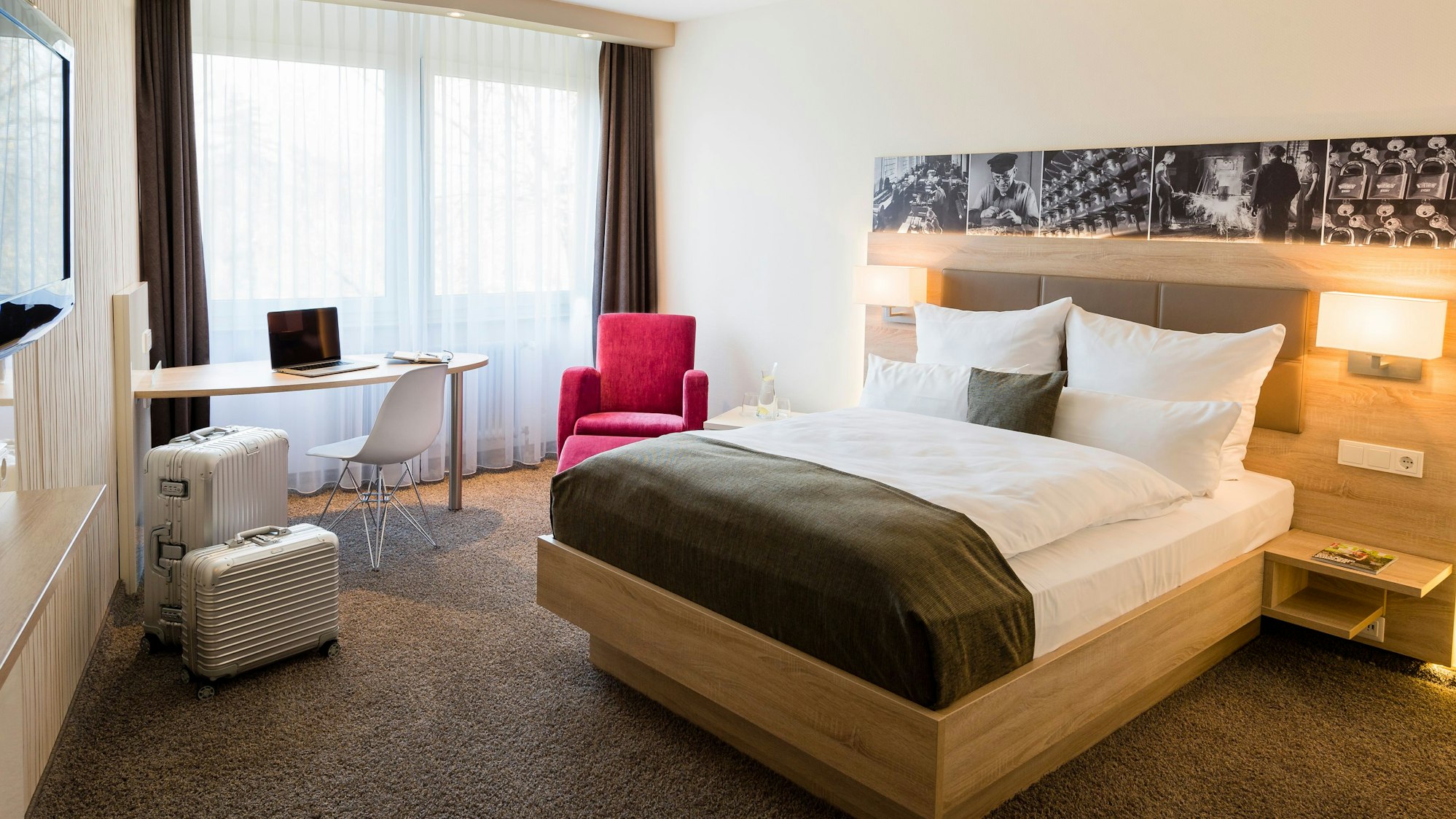 Ein Hotelzimmer mit Holzbett und braunem Teppichboden