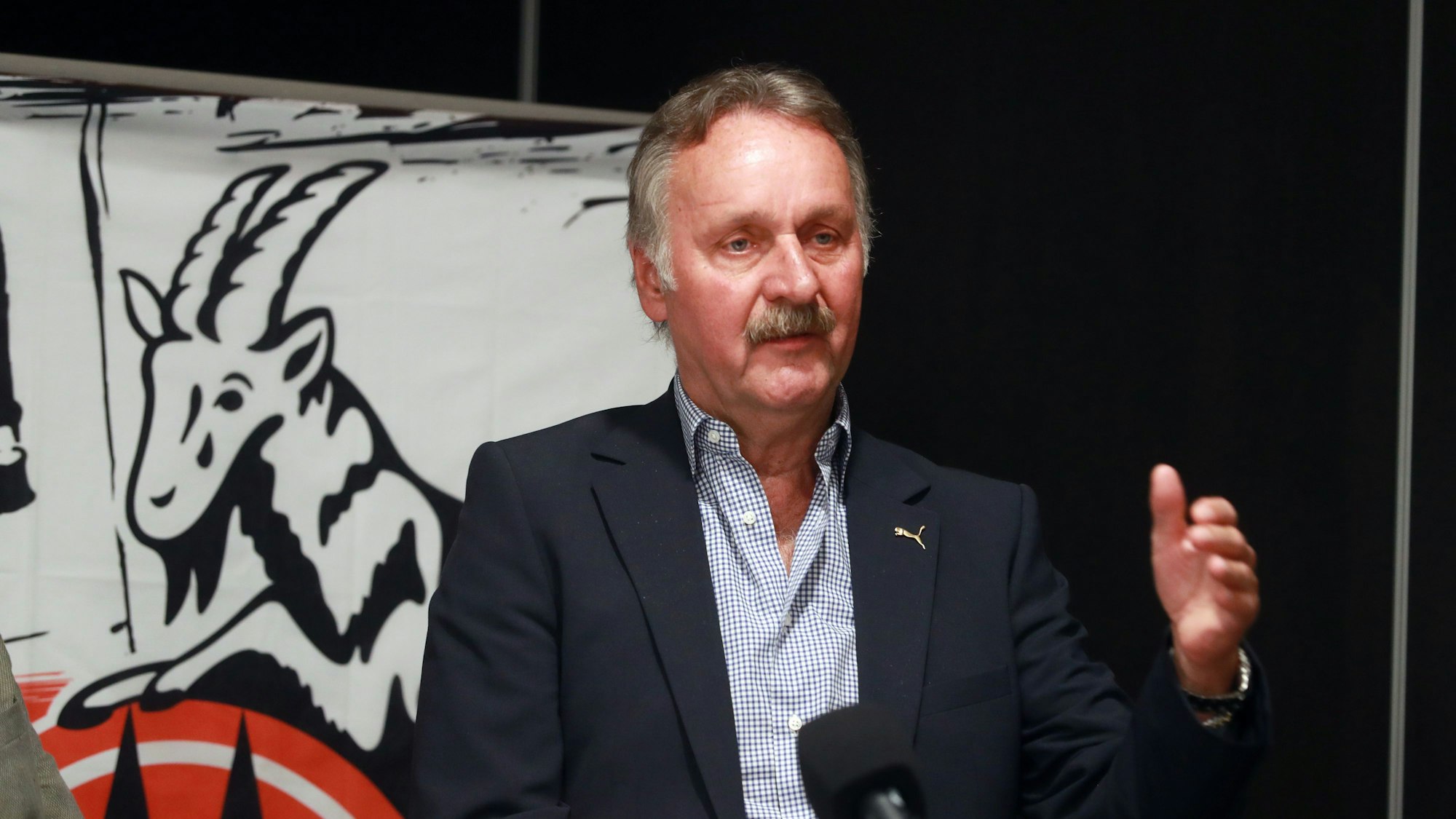 Das Foto zeigt Peter Neururer bei einer Pressekonferenz.