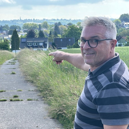 Der Lauterbach soll umgestaltet werden, dass er bei Starkregen nicht mehr zur Gefahr wird. Hier, an der Straße Zur Sonnenuhr, strömt bei Regen das Wasser flutartig ins Tal, kann vom Lauterbach nicht mehr aufgenommen werden. Ortsvorsteher Hansjörg Kuhl zeigt es.