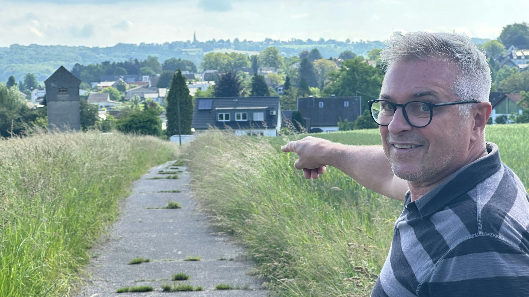 Der Lauterbach soll umgestaltet werden, dass er bei Starkregen nicht mehr zur Gefahr wird. Hier, an der Straße Zur Sonnenuhr, strömt bei Regen das Wasser flutartig ins Tal, kann vom Lauterbach nicht mehr aufgenommen werden. Ortsvorsteher Hansjörg Kuhl zeigt es.