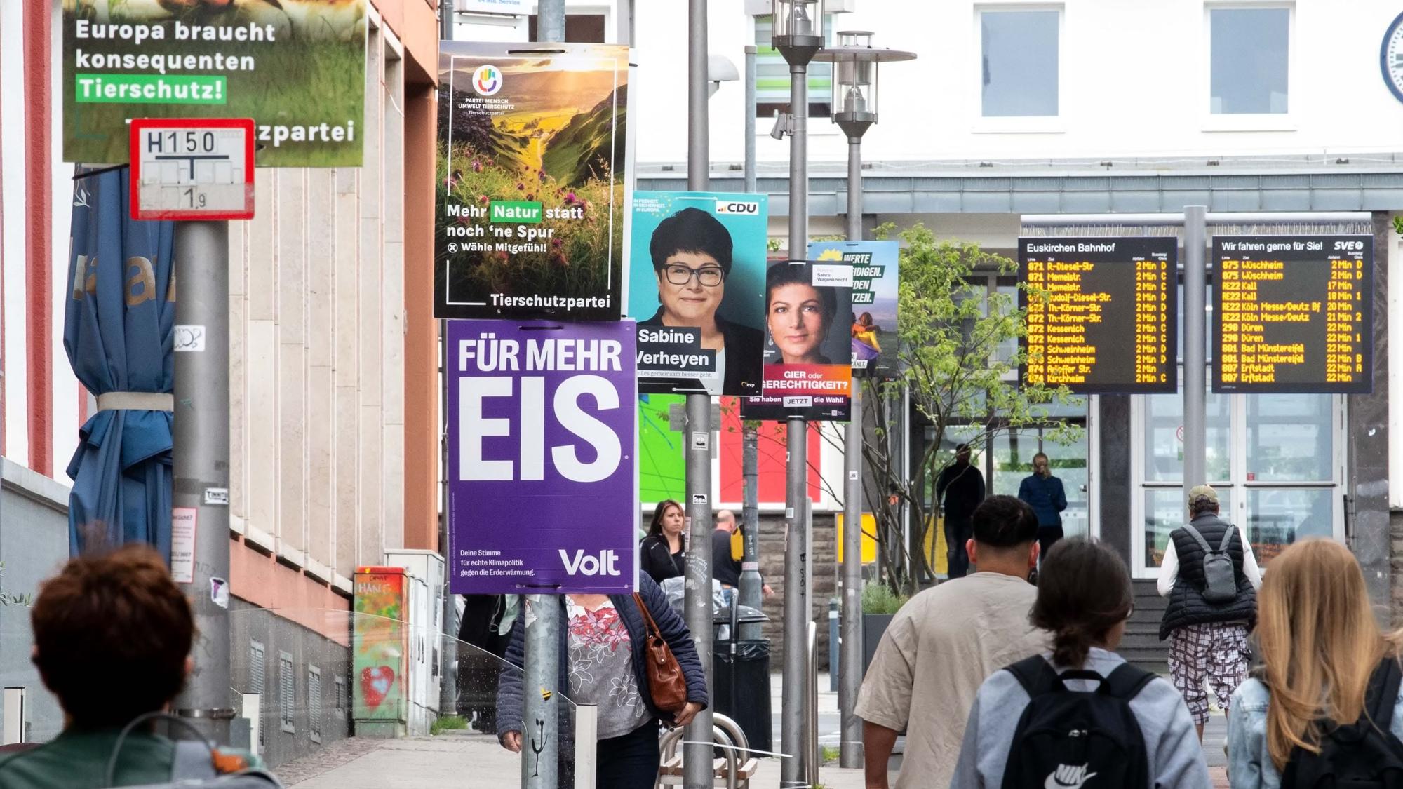 In der Füßgängerzone hängen Wahlplakate des Bündnisses Sahra Wagenknecht, Volt, CDU und der Tierschutzpartei.