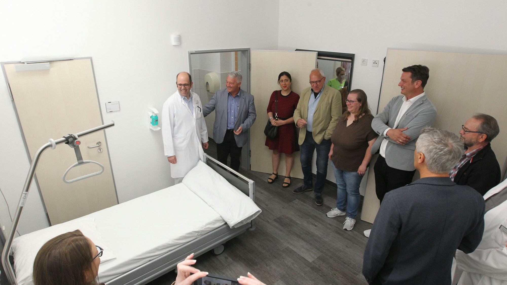 Rundgang durch die neuen Räume mit Direktor Olivier Hejl und den Gästen.