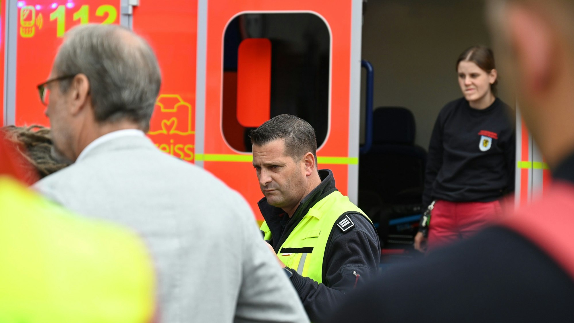 Polizei und Feuerwehr erklärten den Lehrern und Schülern das weitere Vorgehen. Alle hielten sich außerhalb des Gebäudes auf.