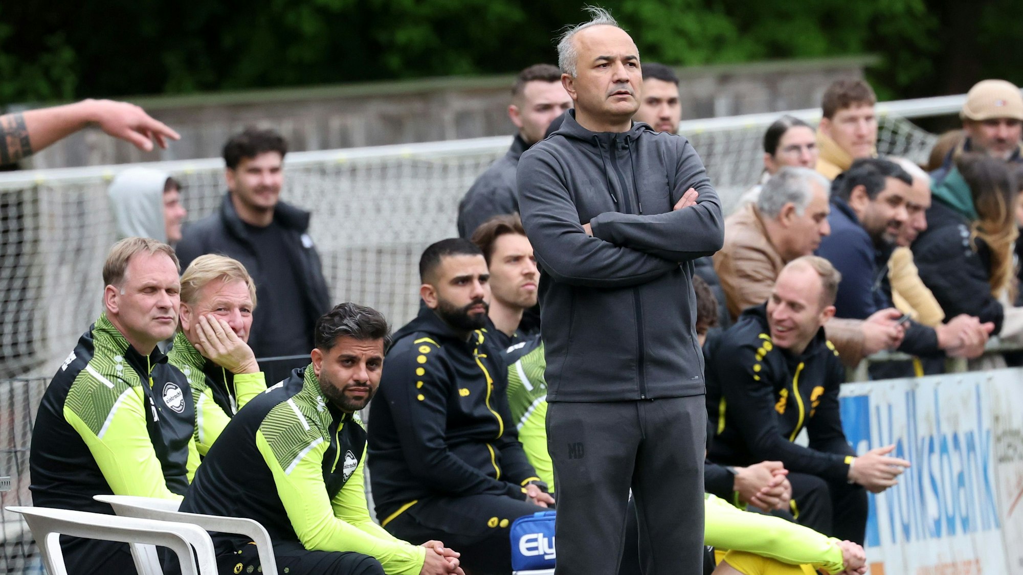 Blick auf eine Ersatzbank beim Fußball