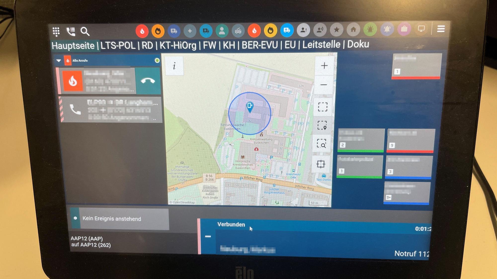 Das Bild zeigt ein Display in der Rettungsleitstelle. In der Mitte ist eine digitale Karte zu sehen.