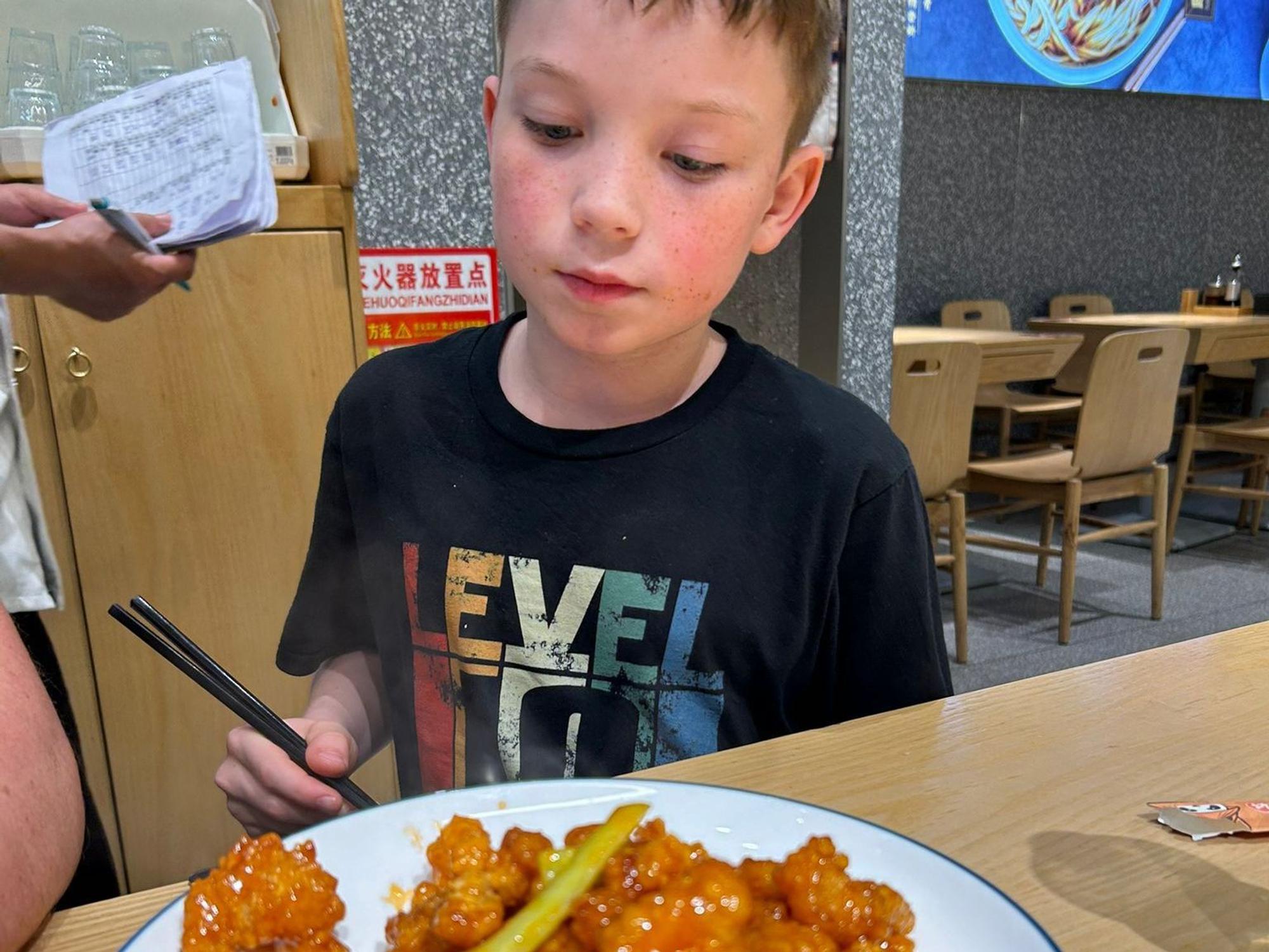 Leon Barth probiert chinesisches Essen.
