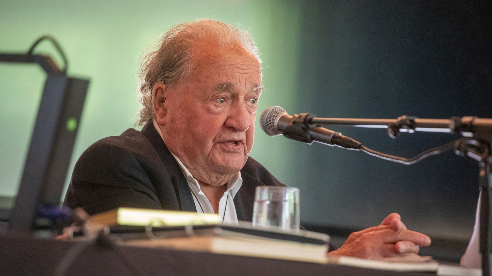 Der Holocaust-Überlebende Ivar Buterfas-Frankenthal spricht in der Lise-Meitner-Gesamtschule in Porz-Finkenberg zu Schülerinnen und Schülern.