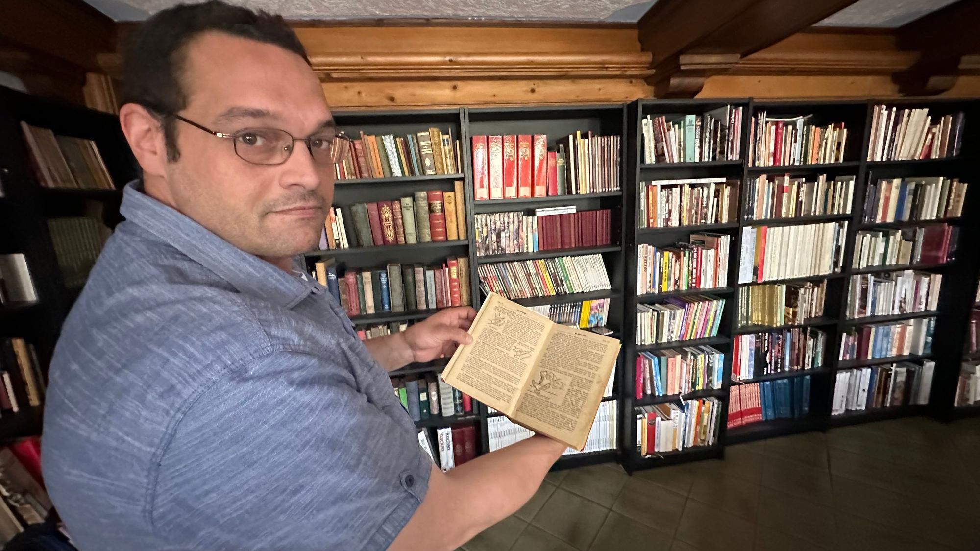 Der ehemalige Augustiner Hof in Sankt Augustin-Ort wird zu neuem Leben erweckt, Tobias Peter ist Koch und hat über 4000 Kochbücher, ein Teil davon steht in der Bibliothek des Gasthofes