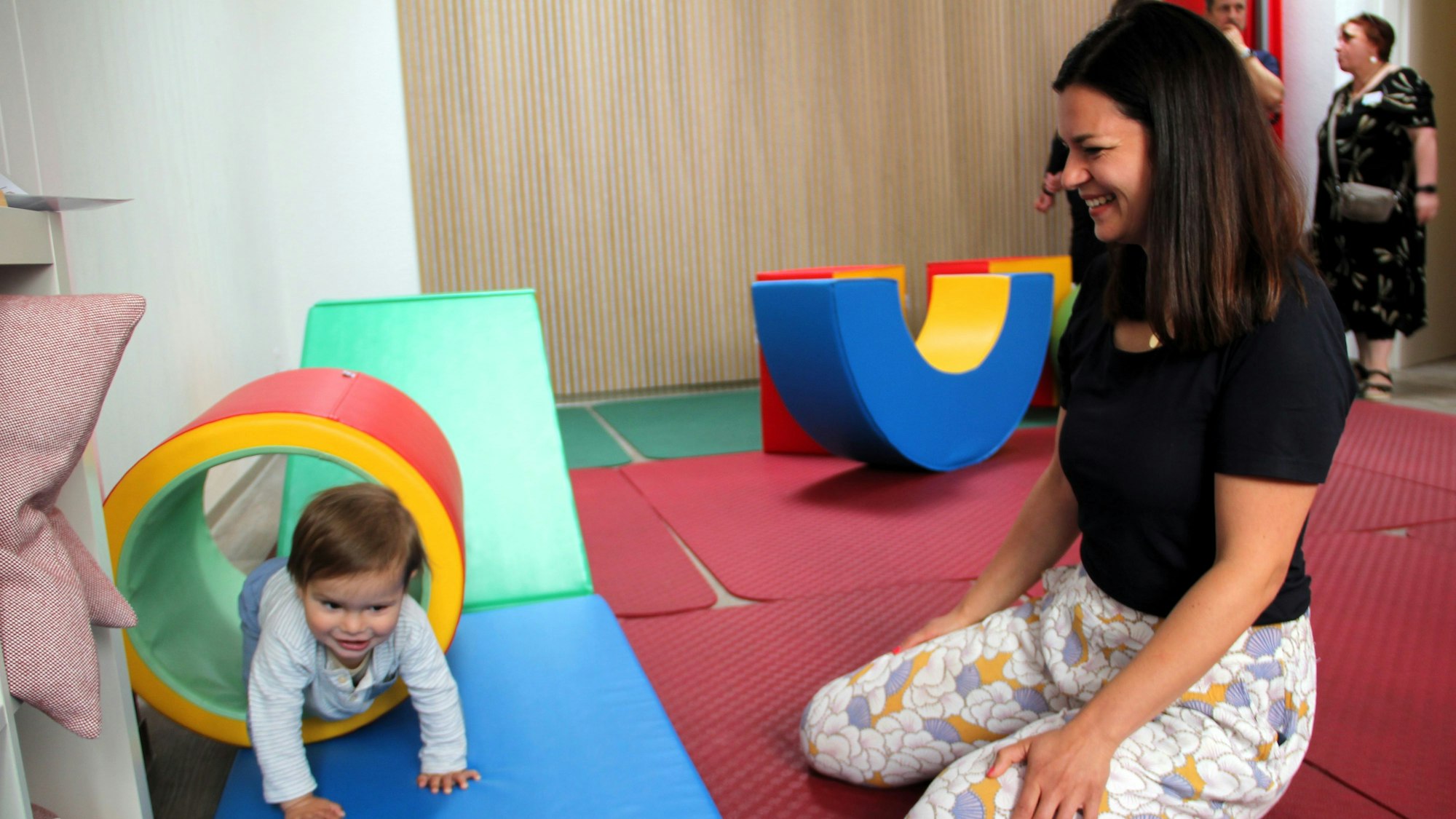 Baby Enno unter der Begleitung seiner Mutter, Kursleiterin Kristina Scuglia.