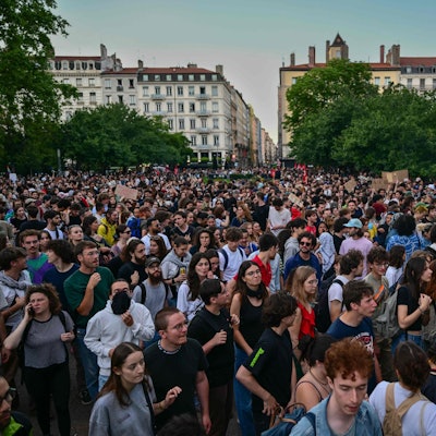 Tausende Protestierende versammeln sich auf einem Platz in Lyon, um gegen den Wahlsieg der rechtsaußen Partei „Rassemblement National“ (RN) zu demonstrieren.