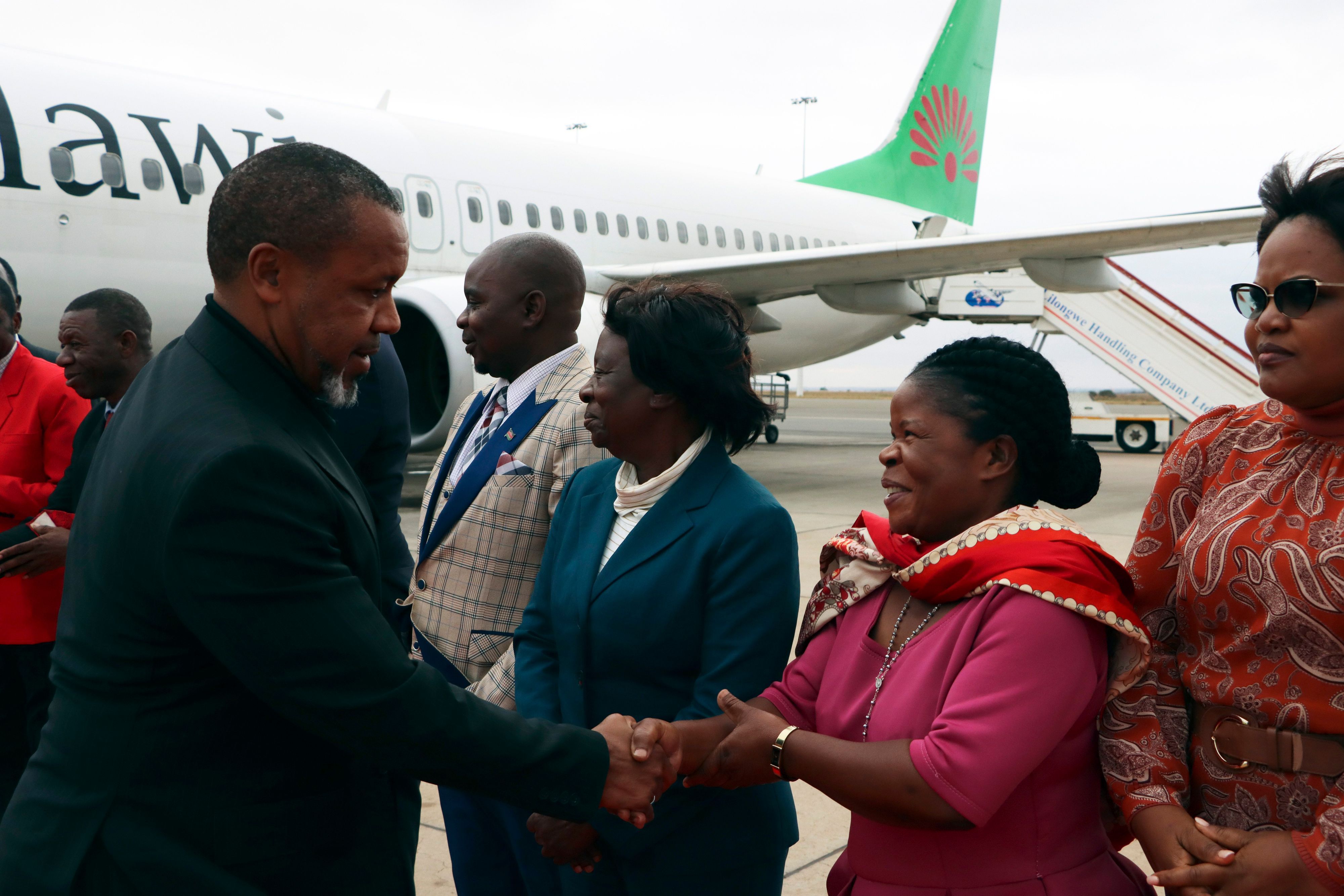 Malawis Vizepräsident Saulos Chilima (l.), begrüßte noch am 9. Juni Regierungsbeamte in Lillongwe nach seiner Rückkehr aus Südkorea.