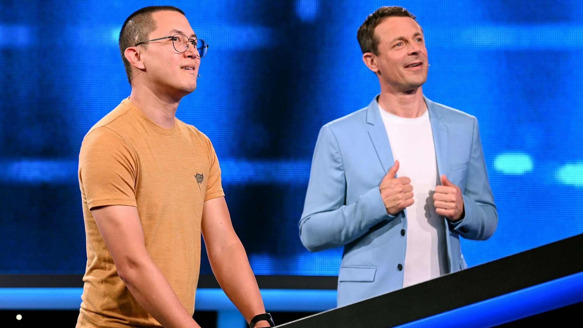 Kandidat Torsten Mummel und Moderator Alexander Bommes blicken bei „Gefragt – Gejagt“ zu Jäger Sebastian Klussmann. Mummel erspielte gemeinsam mit Radiomoderatorin Marlis Schaum 8.000 Euro.