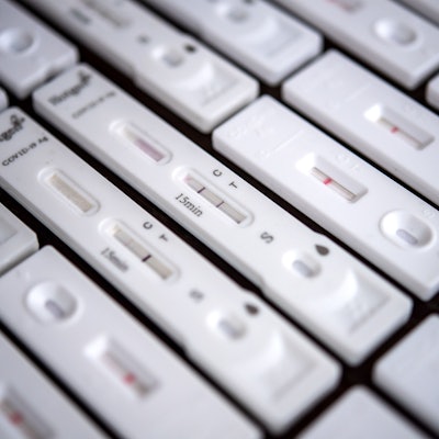 Von März 2021 bis Mai 2023 soll der angeklagte Deutsch-Türke ein Netz von Corona-Testzentren betrieben haben.