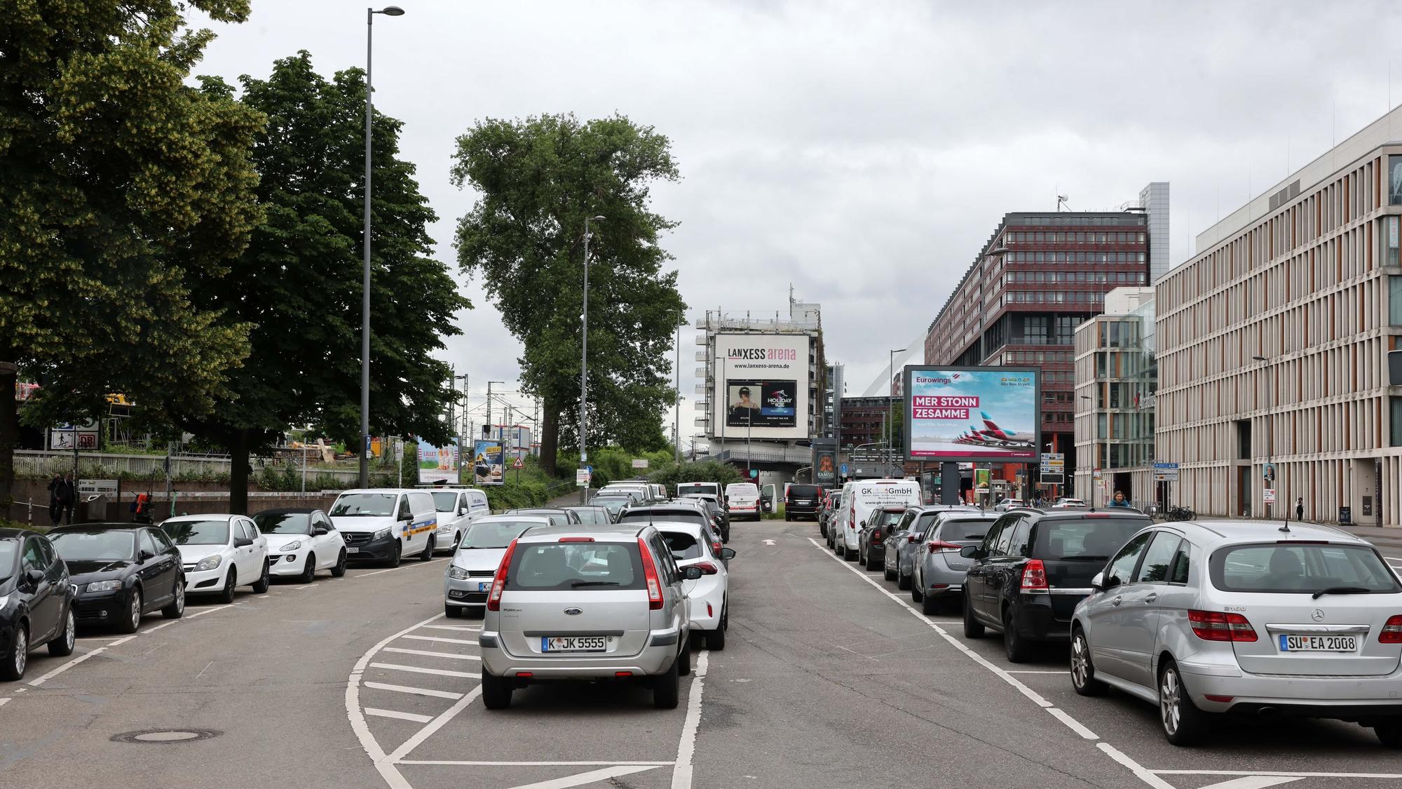 Blick in Richtung Stadthaus und Arena: Aktuell befindet sich auf der Fläche neben dem Ottoplatz noch ein Parkplatz.