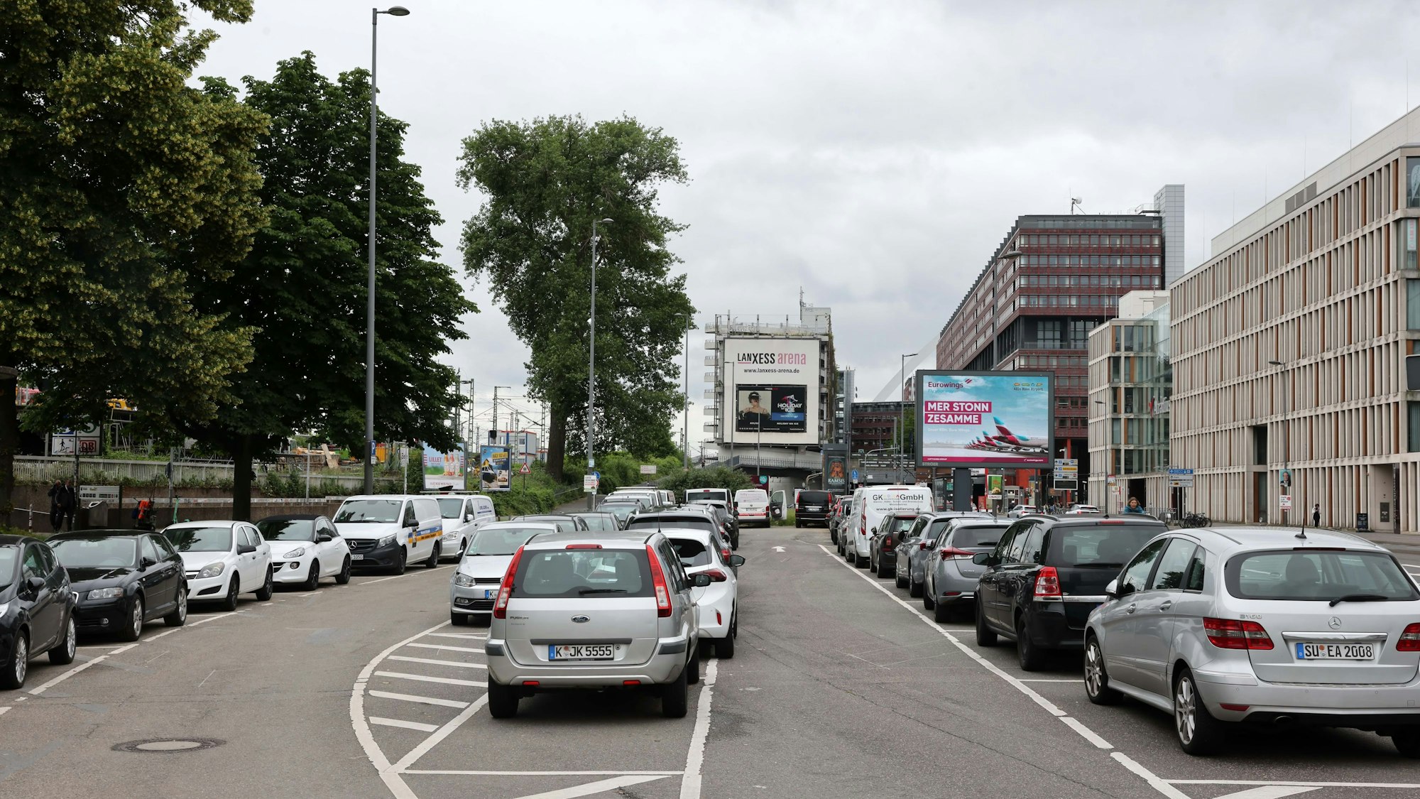 Blick in Richtung Stadthaus und Arena: Aktuell befindet sich auf der Fläche neben dem Ottoplatz noch ein Parkplatz.