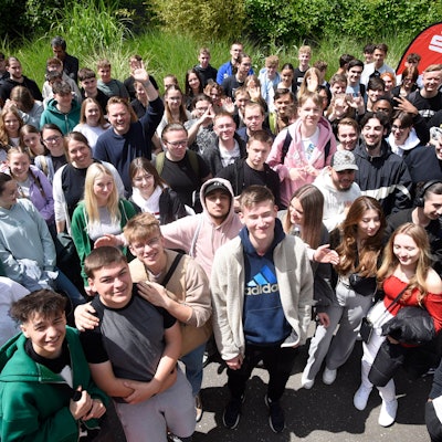 Auf dem Foto sind Schülerinnen und Schüler zu sehen, die an dem Wettbewerb teilgenommen haben.