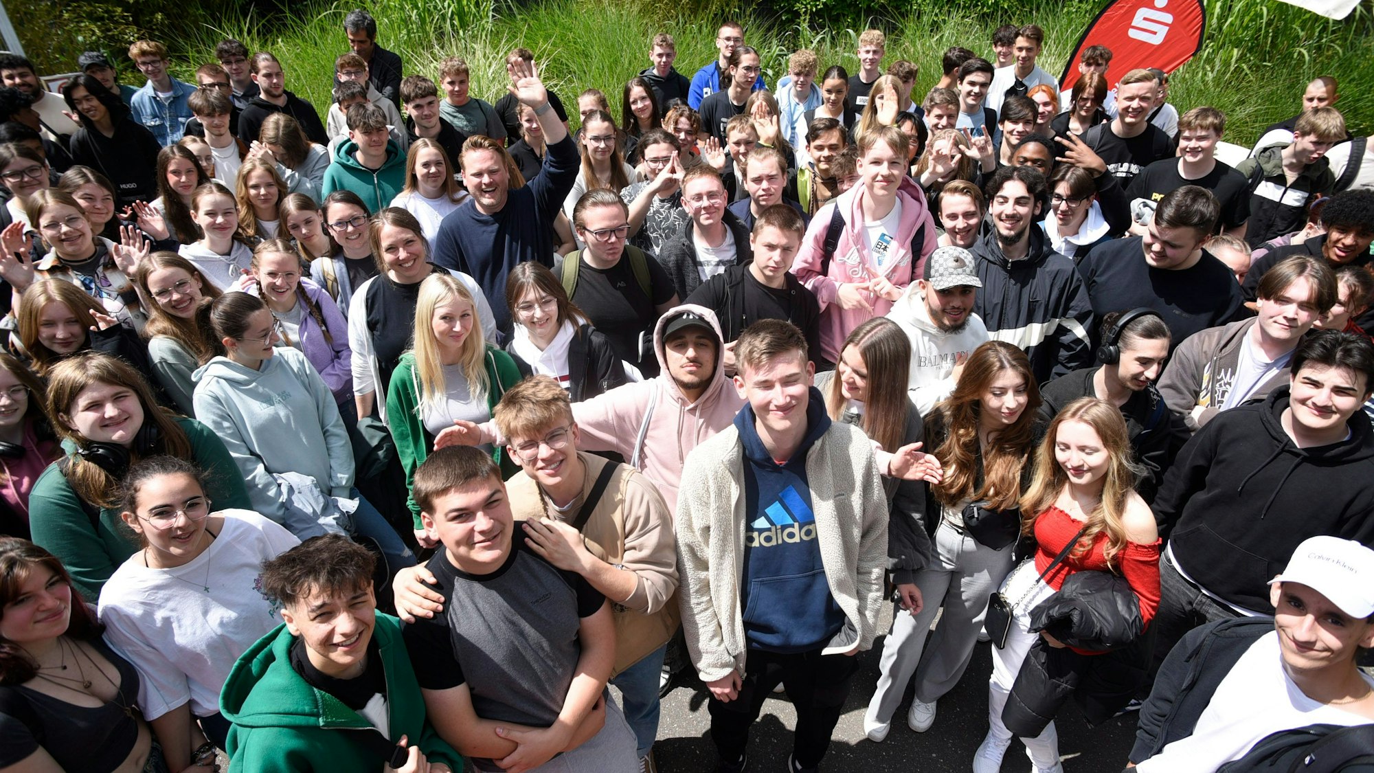 Auf dem Foto sind Schülerinnen und Schüler zu sehen, die an dem Wettbewerb teilgenommen haben.