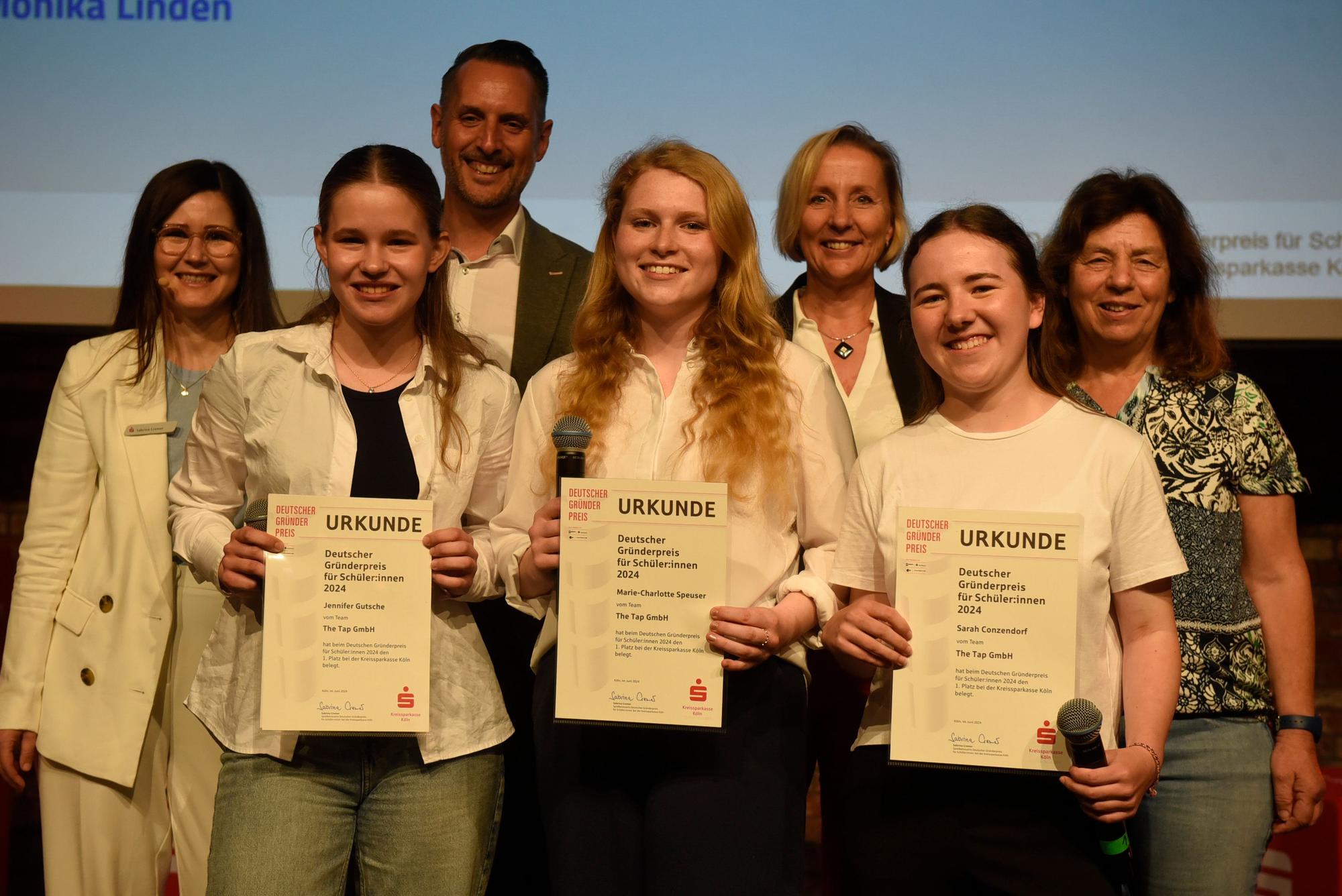 Jennifer Gutsche, Marie-Charlotte Speuser und Sarah Conzendorf (Mitte, v. l.) gewannen Platz eins mit ihrer Idee eines sparsamen Wasserhahnes.